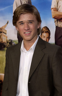 http://www.mnight.com/images/misc/haley_joel_osment_2.jpg